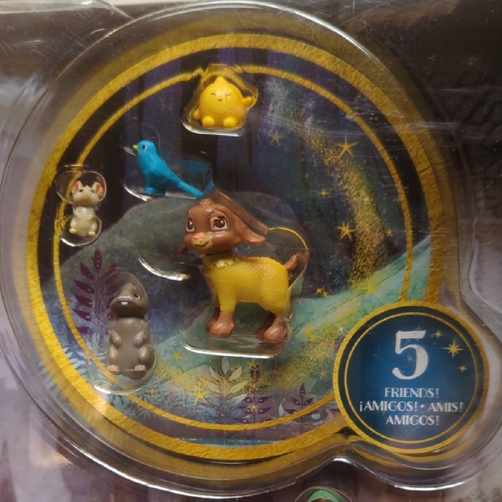 Disney Wish Kingdom of Rosas Character Set - Picture 3 of 10